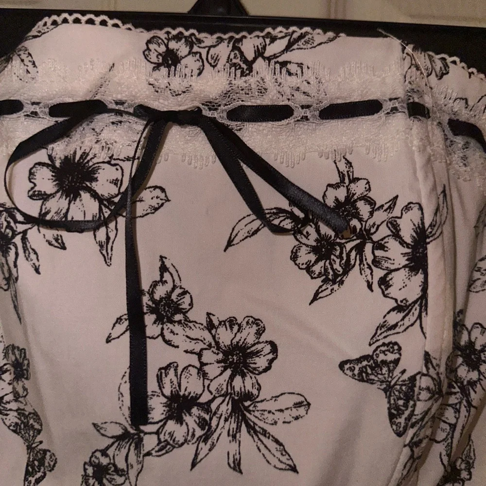 PacSun Beverly and Beck White and Black Floral sleeveless corset crop top M